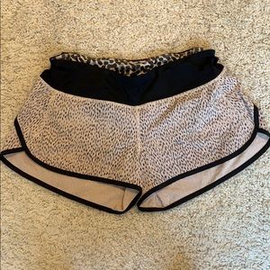 Lululemon dotty dash beige speed shorts- Sz 8